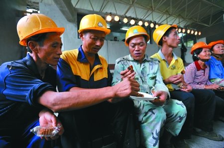 中秋团圆吃月饼 老外献唱月亮代表我的心