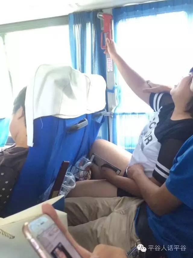 网曝情侣公交车上抚摸调情 画面不雅