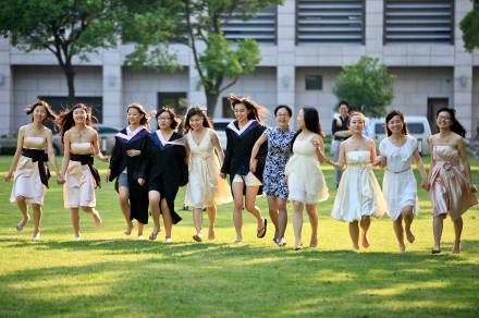 走出校园 穿起了婚纱嫁给社会