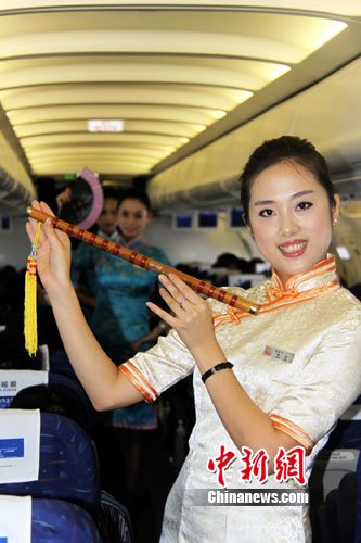 航开首条精品航线 美丽空姐万里高空走旗袍秀