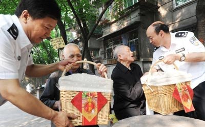 劳教局领导为8旬退休劳教干警送端午节礼品