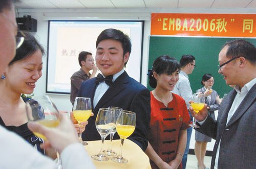 重庆女大学生毕业选择当保姆 每月薪金8000元