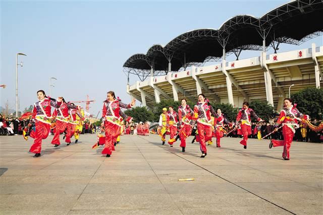 垫江非遗增年味!春牛舞吸引央视栏目组目光