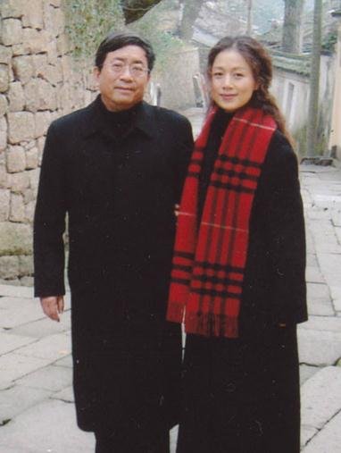 余秋雨与马兰(图片来源:微博)