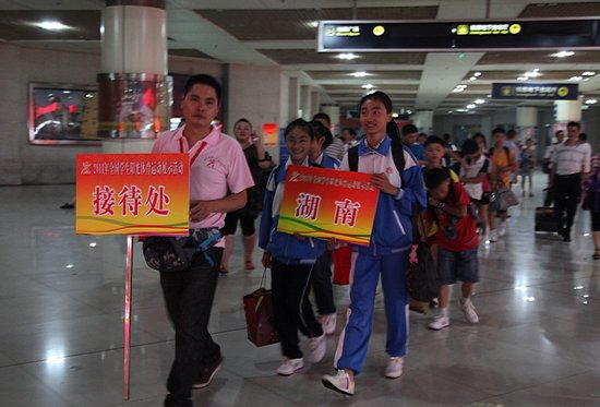 渝北中学全国学生阳光体育展示 志愿者在行动