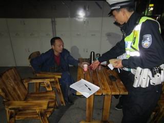 男子酒醉躺卧路中 彩云湖民警送其回家