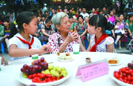 中秋团圆吃月饼+老外献唱月亮代表我的心