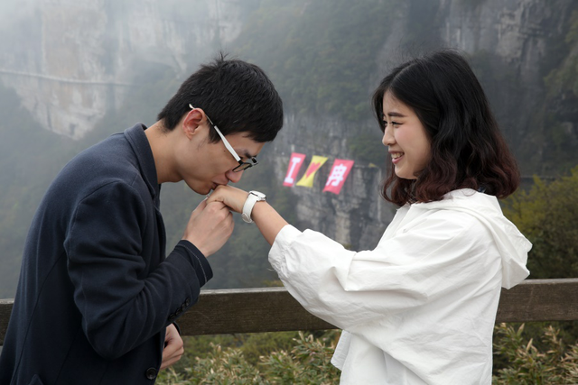 300平米巨幅情书千米悬崖求爱 500斤抵不过山