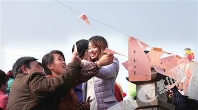 舞龙猜灯谜 永川仙龙镇喜迎元宵节