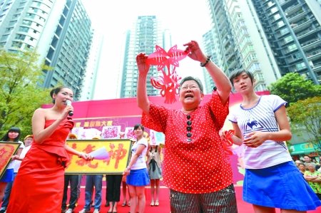 中秋团圆吃月饼 老外献唱月亮代表我的心