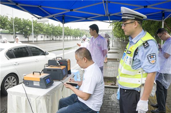 北碚交巡警积极参与环境保护公益宣传活动(图