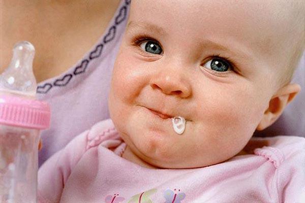 新生宝宝吐奶引肺炎 原因竟是它