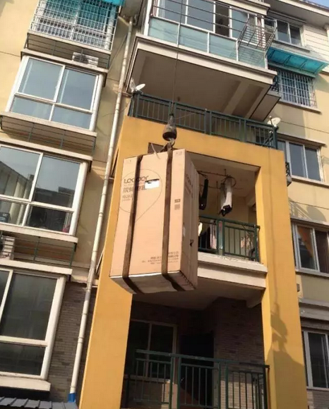 三顾茅庐请吊车 用户感叹冰箱飞入家