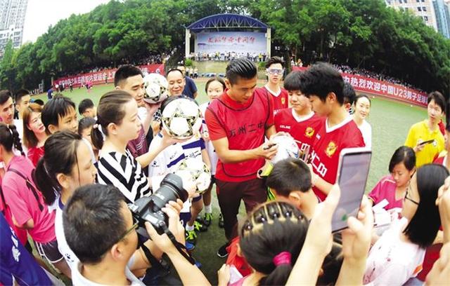 中国U23男足国家队走进万州校园