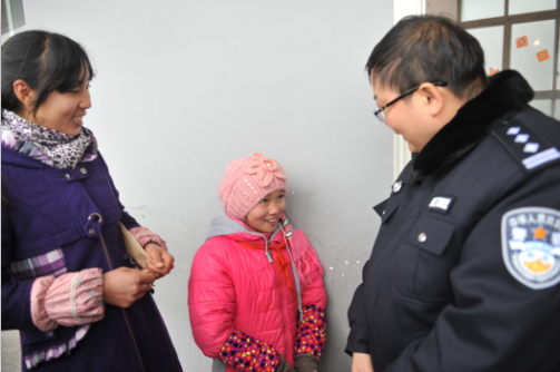 紫色女孩患先天性心脏病 监狱捐资助手术