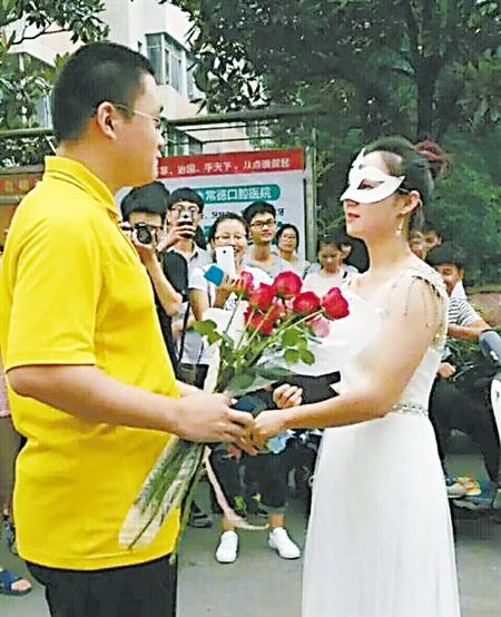 男子穿婚纱求婚被拒_求婚图片动漫