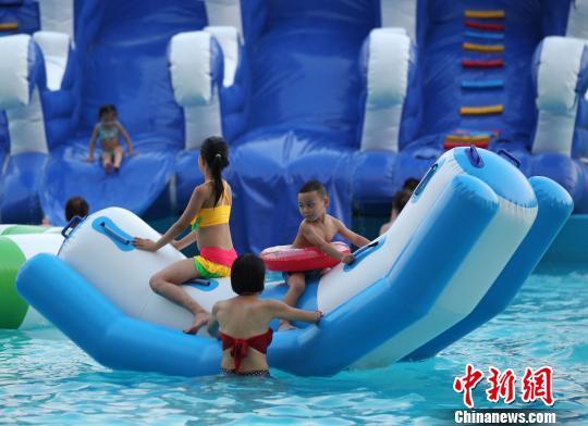 重庆一露天停车场建水上乐园 吸引市民戏水纳