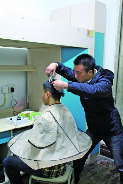 重大男生免费<em>帮人</em>理发2年 时髦<em>发型</em>都会剪_大
