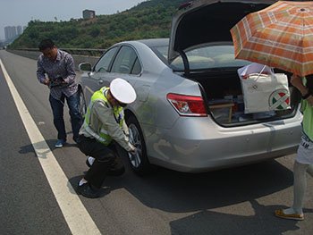 车辆高速路上爆胎 高速执法人员帮忙换轮胎