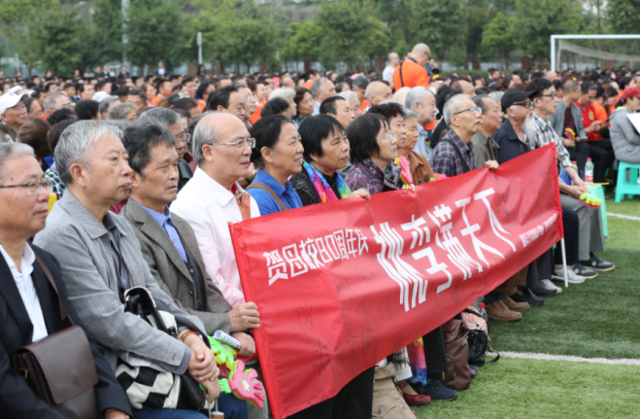 重庆八中80周年校庆 听学长畅谈“过去的事情”