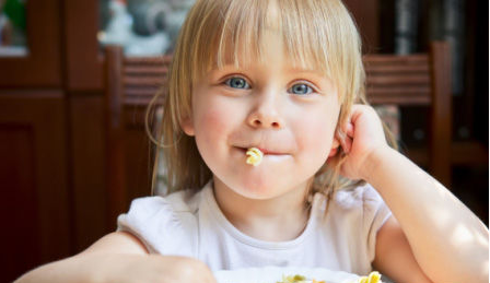 夏季宝宝易食物中毒 这些症状需警惕