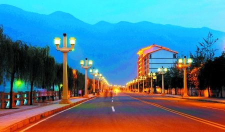 最美街道 巫山滨江路巨型三峡石当地标