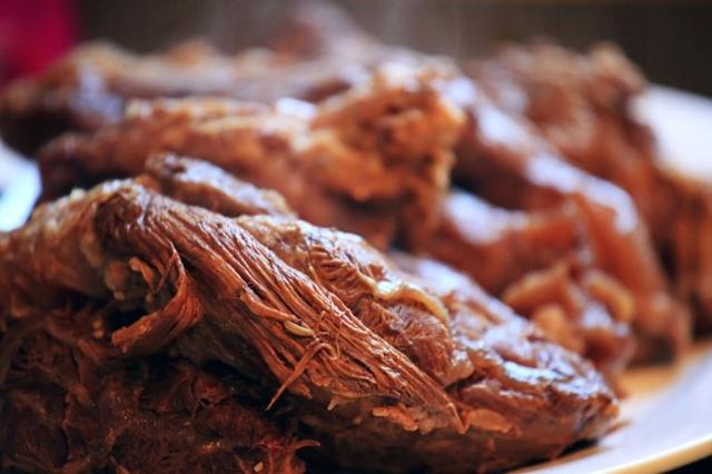 小作坊卤牛肉肉发臭水发黑美食节发展图片