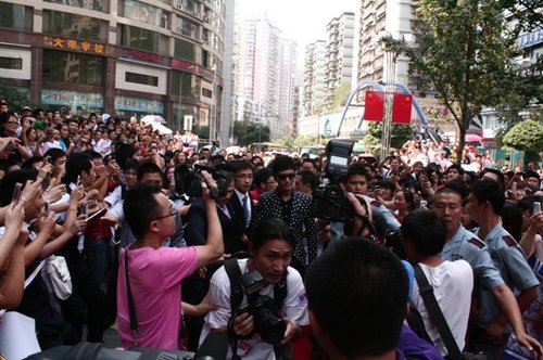 ume携黄晓明 逛 炫地购物中心