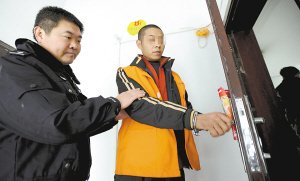 防盗门不反锁不防盗 用塑料片最快10秒就撬开