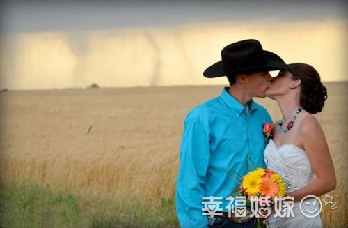 美国西部牛仔的婚礼 龙卷风前吻新娘
