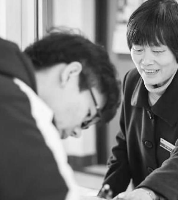 高校宿管阿姨退休，800余名学生请愿将其留下