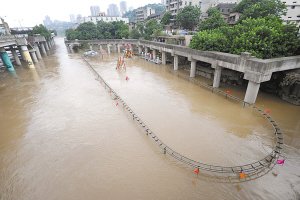 洪水淹磁器口 摆摊老人:摆摊要看嘉陵江脸色_