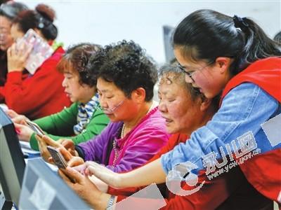 永川区图书馆举办老年智能手机免费培训班