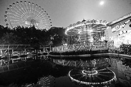 重庆首个夜景公园开放 晚上去坐摩天轮看夜景