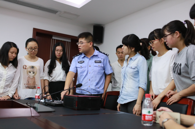 沙坪坝警方邀高校学生进警营 开展节前防诈骗宣传