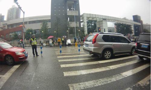 鲁能巴蜀中学附近交通秩序变好了 民警都做了