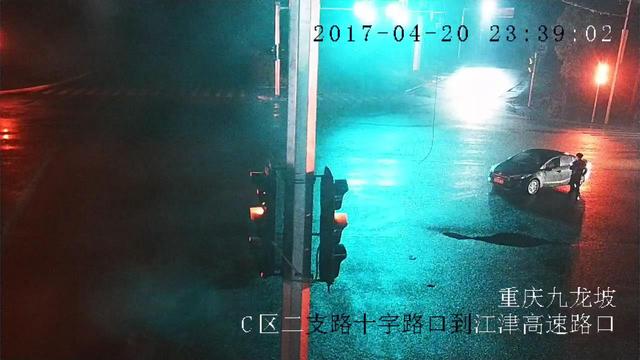 男子醉酒驾驶溜坡撞车 逃逸途中又撞墙