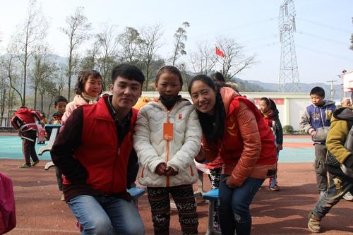 南方翻译学院志愿者关爱留守儿童送去爱心礼物