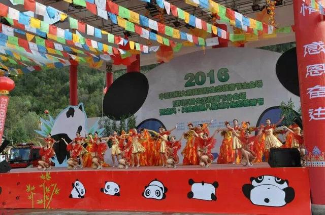 在传奇宝兴 这个十月以红叶为媒 会国宝熊猫