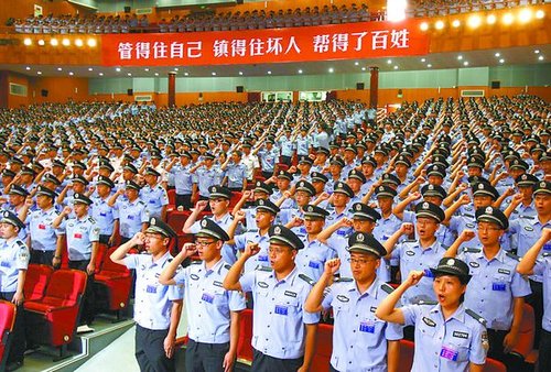 失足民警讲诉堕落的历程 为新警察上第一课