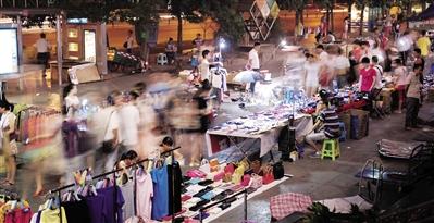 闺蜜俩下班后夜市卖衣服 收入超白领