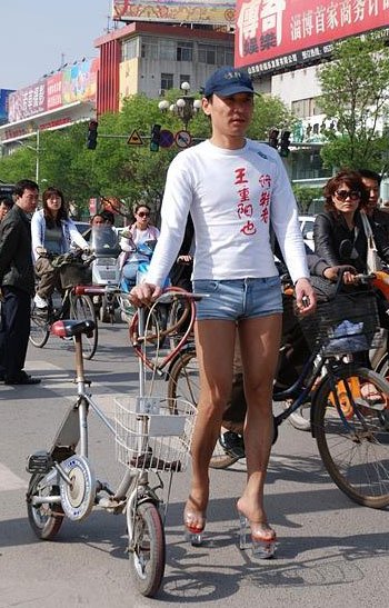 街头穿超级高跟鞋的男人