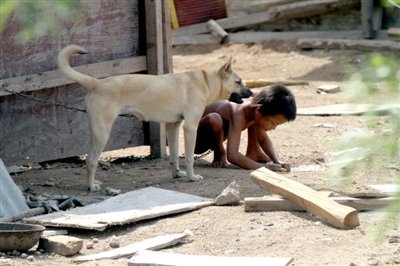 5米铁链锁住男童3年 家属:<em>孩子弱智</em>无钱医治_