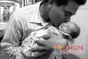亲吻让2个月儿子夭折 父母吸烟感冒离孩子远点
