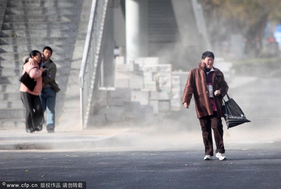 组图:我国多城市遭遇大风沙尘恶劣天气_社会万