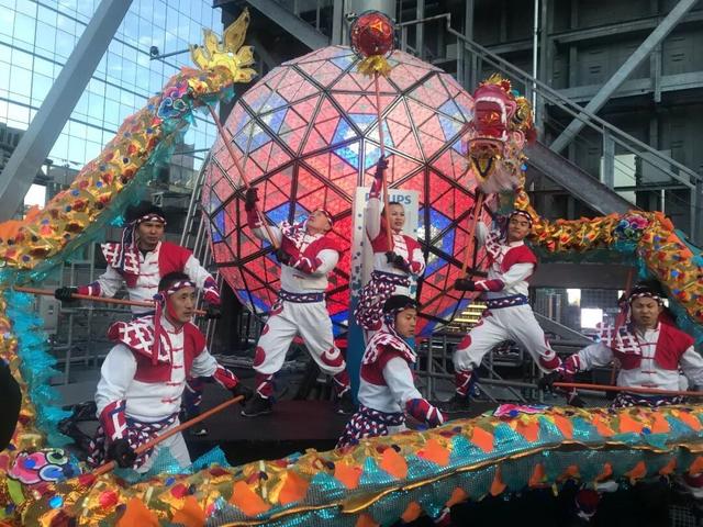 重庆铜梁龙舞在纽约时报广场跨年夜表演 惊艳世界