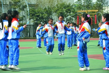 跳绳的每5人一组,扔沙包的没三人一组3人一组,共有42名学生参加活动