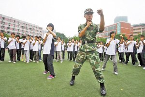 武警教求精中学女生防狼(图)