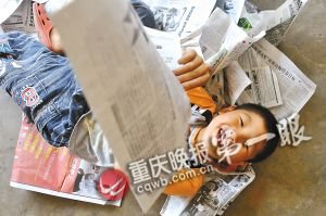 没上一天学话都不会说 9岁娃能读报纸识拼音