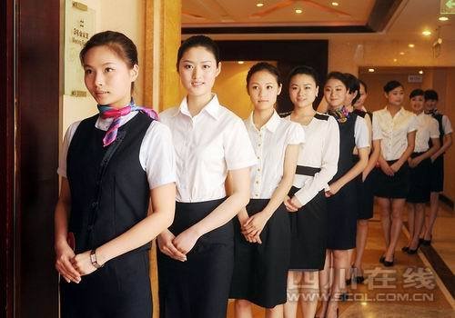 <em>女大学生</em>为上万月薪应聘国际航线空乘(图)_大